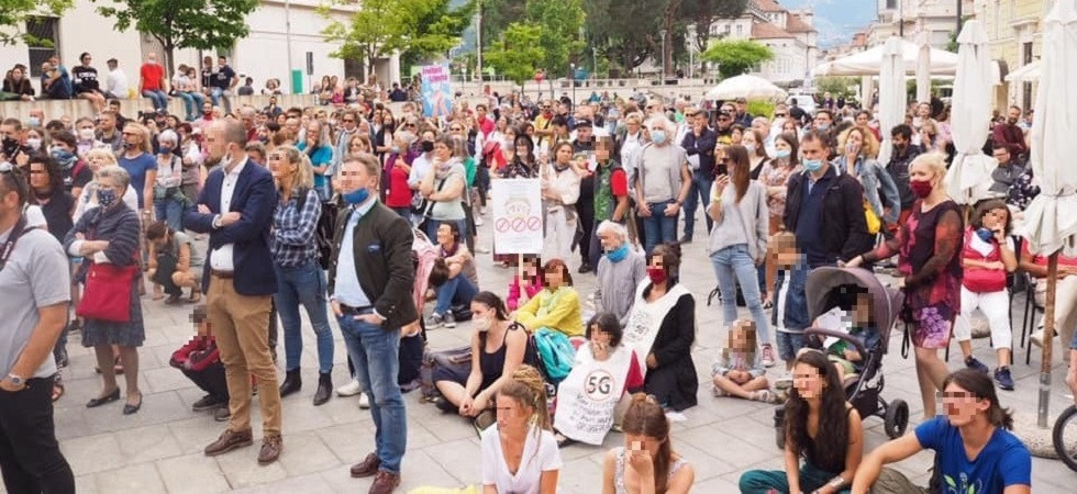 I no-vax “invadono” Merano, oltre 200 persone contro 5g e vaccini: poche mascherine e distanze non rispettate
